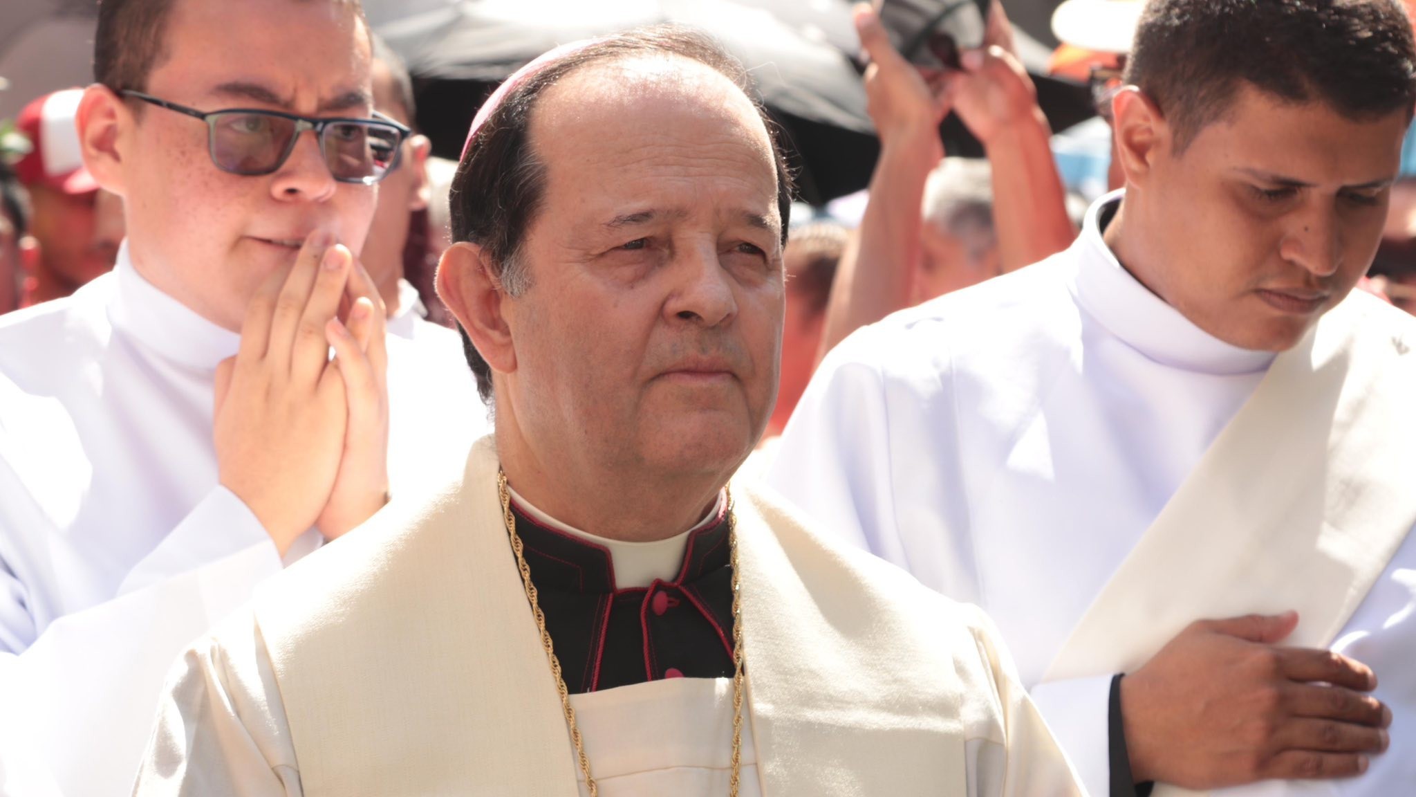 El arzobispo Ricardo Antonio Tobón Restrepo de Medellín, Colombia, durante una ceremonia al aire libre, 2025. De las redes sociales de su arquidiócesis.