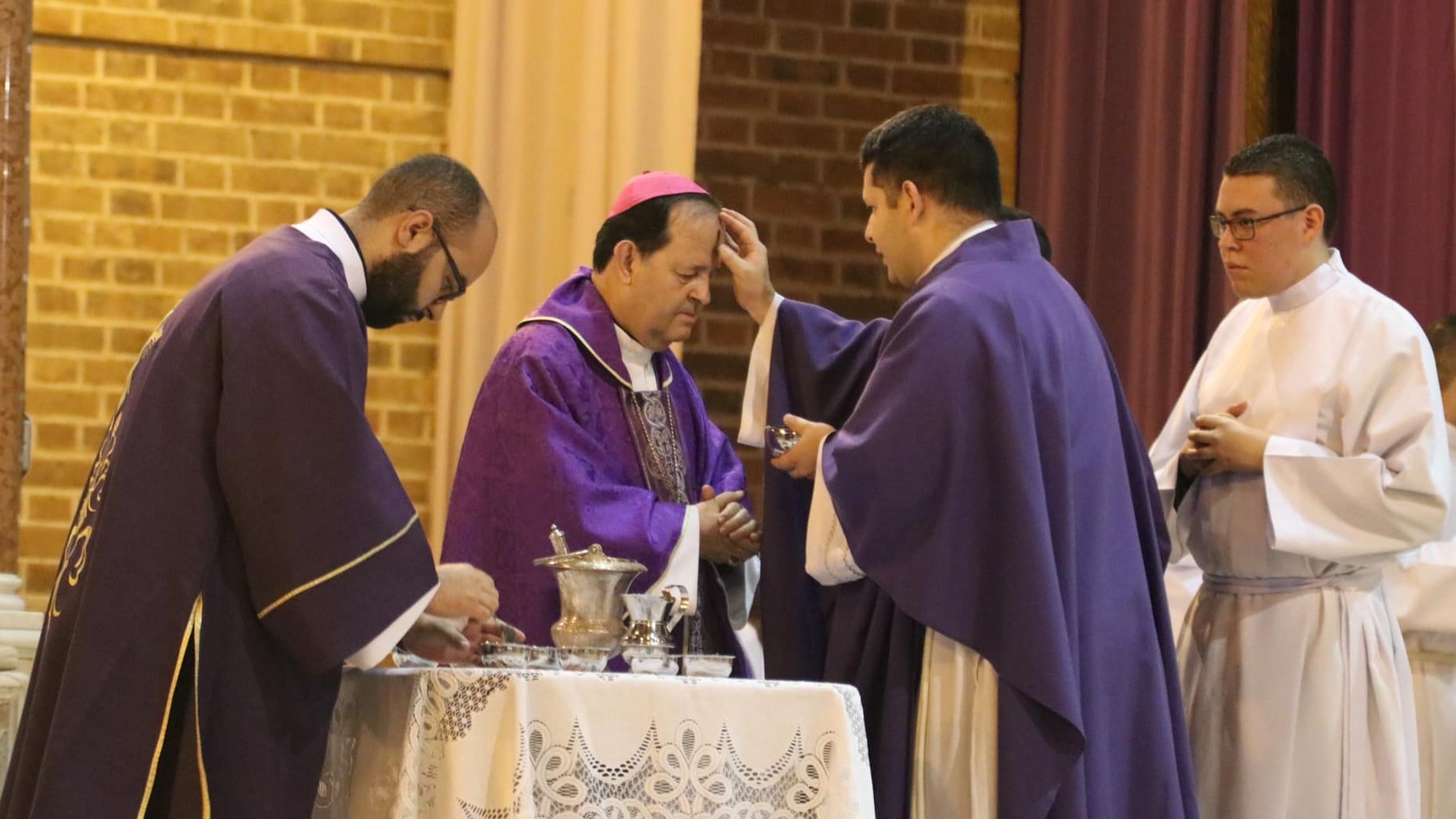 Ricardo Tobón Restrepo recibe ceniza en la frente durante los rituales del Miércoles de Ceniza en su catedral, 2025. De las redes sociales de su arquidiócesis.
