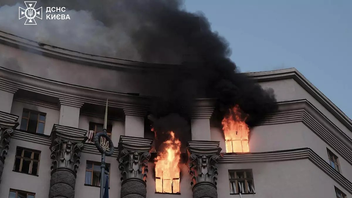 Ataque de Rusia golpea por primera vez edificio del Gobierno en Kiev