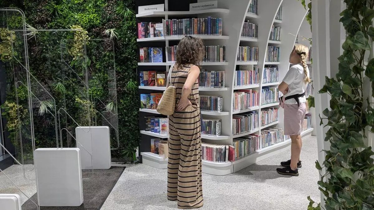 Varsovia abre biblioteca en el metro para distraer del celular