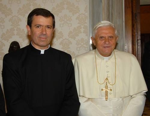 El papa Benedicto XVI y el entonces superior de la Legión de Cristo, Álvaro Corcuera Martínez del Río, circa 2010. Fuente: Redes sociales de la Legión de Cristo. El papa Benedicto XVI y el entonces superior de la Legión de Cristo, Álvaro Corcuera Martínez del Río, circa 2010. Fuente: Redes sociales de la Legión de Cristo.
