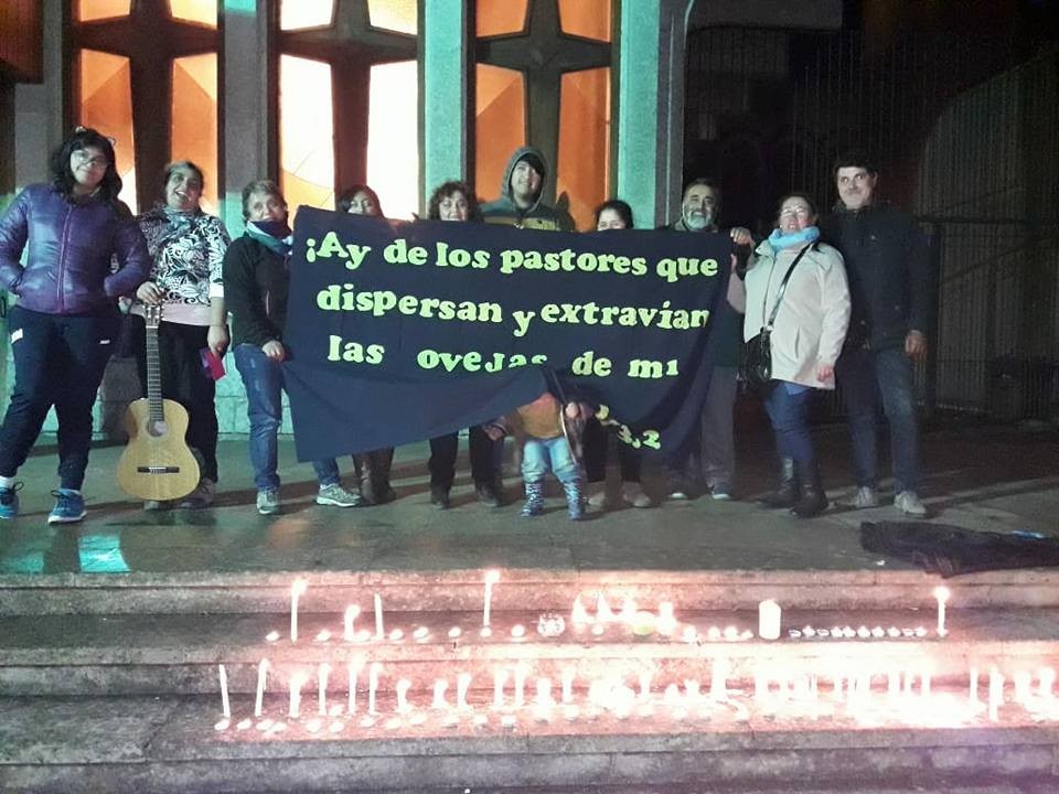 Fieles a las puertas de la catedral de Osorno despliegan una pancarta que cita el libro de Jeremías (23:1). Dice: “¡Ay de los pastores que dispersan y extravían a las ovejas de mí“. Redes sociales del grupo Laicos y laicas de Osorno, 2018. Fieles a las puertas de la catedral de Osorno despliegan una pancarta que cita el libro de Jeremías (23:1). Dice: “¡Ay de los pastores que dispersan y extravían a las ovejas de mí“. Redes sociales del grupo Laicos y laicas de Osorno, 2018.