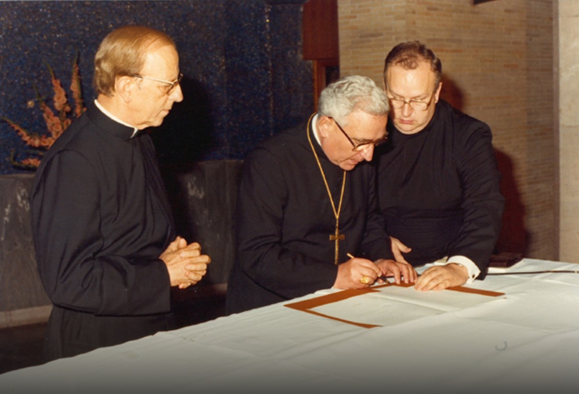De izquierda a derecha, Marcial Maciel Degollado, el cardenal Eduardo Pironio y su entonces secretario y actual cardenal Fernando Vérgez Alzaga, Roma, junio 30, 1983. de las redes sociales de la Legión de Cristo. De izquierda a derecha, Marcial Maciel Degollado, el cardenal Eduardo Pironio y su entonces secretario y actual cardenal Fernando Vérgez Alzaga, Roma, junio 30, 1983. de las redes sociales de la Legión de Cristo.
