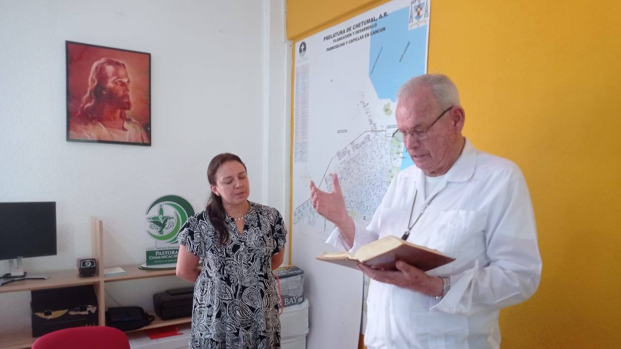 Pedro Pablo Elizondo Cárdenas actual obispo de Cancún y figura clave de la Legión de Cristo con Ana Paolina Salazar Cantillo integrante de su equipo en la diócesis, 2025. De las redes sociales de la diócesis. Pedro Pablo Elizondo Cárdenas actual obispo de Cancún y figura clave de la Legión de Cristo con Ana Paolina Salazar Cantillo integrante de su equipo en la diócesis, 2025. De las redes sociales de la diócesis.