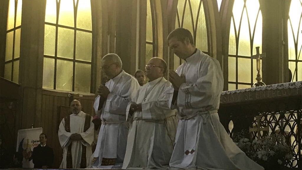 Al centro, el arzobispo Charles Scicluna, funcionario del ahora Dicasterio para la Doctrina de la Fe en la ceremonia en la que él y Jordi Bertomeu, a su izquierda, pidieron perdón, a nombre del papa Francisco por el manejo del caso Karadima en la catedral de Osorno, Chile. Junio 17, 2018. Imagen compartida por Jaime Bertín, alcalde de Osorno, en sus redes sociales. Al centro, el arzobispo Charles Scicluna, funcionario del ahora Dicasterio para la Doctrina de la Fe en la ceremonia en la que él y Jordi Bertomeu, a su izquierda, pidieron perdón, a nombre del papa Francisco por el manejo del caso Karadima en la catedral de Osorno, Chile. Junio 17, 2018. Imagen compartida por Jaime Bertín, alcalde de Osorno, en sus redes sociales.