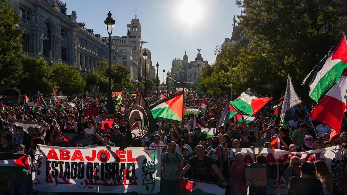 Protestas contra el genocidio en Gaza paralizan La Vuelta en Madrid