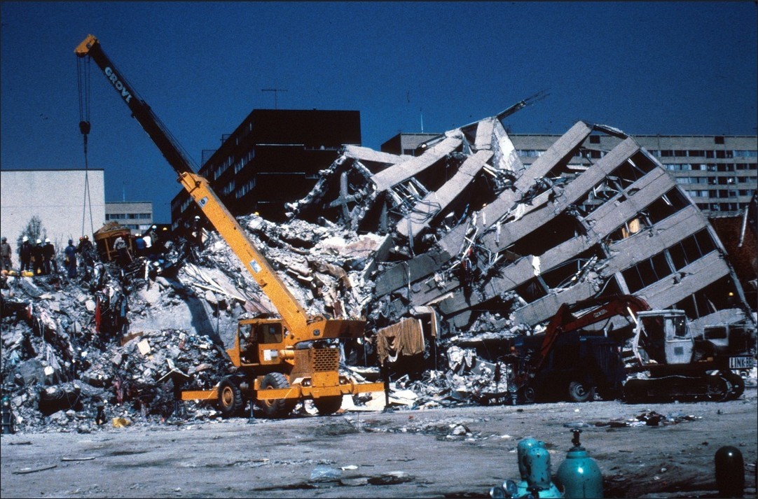 Los restos del edificio Nuevo León en Tlatelolco en los días posteriores al terremoto de 1985. Wikimedia @ en.wikipedia.org/wiki/1985_Mexico_City_earthquake#/media/File:1985_Mexico_Earthquake_-_Nuevo_Leon_building_2.jpg