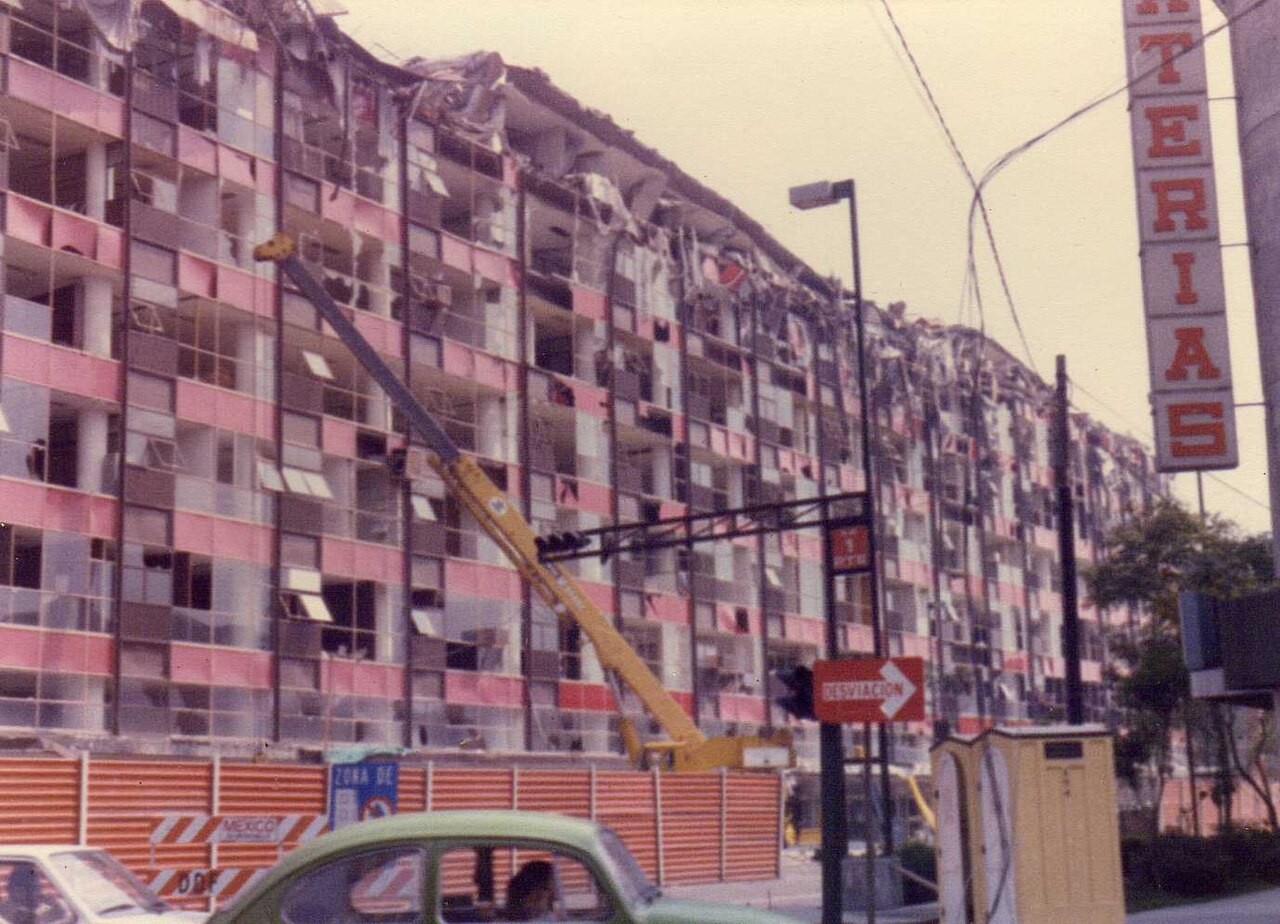 El antiguo edificio de la entonces Secretaría de Comercio y Fomento Industrial en avenida Cuauhtémoc, en los meses posteriores al sismo de 1985. Wikimedia @ https://es.wikipedia.org/wiki/Terremoto_de_M%C3%A9xico_de_1985#/media/Archivo:AV_CUAUHTEMOC_SECOFI_3.jpg.