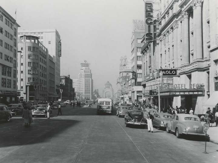 El original Hotel Regis en el centro de la Ciudad de México cerca de 1950. Foto de T. W. Kines, U. S. National Archives.