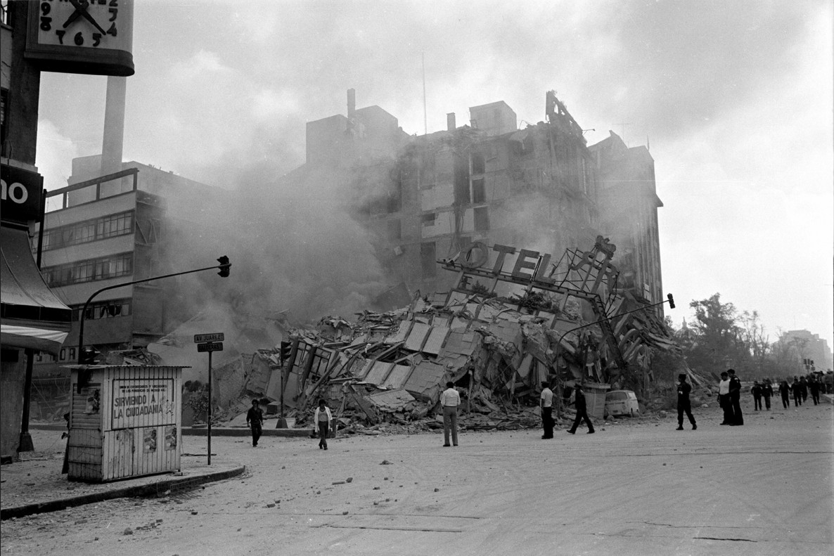 El Hotel Regis de la Ciudad de México destruido por el terremoto. Observe el reloj en la esquina superior izquierda, parado a las 7:19, el momento en que el sismo golpeó a la capital de México. Imagen en Wikimedia @ www.wikicity.com/Archivo:Hotel_Regis_derrumbado.jpg