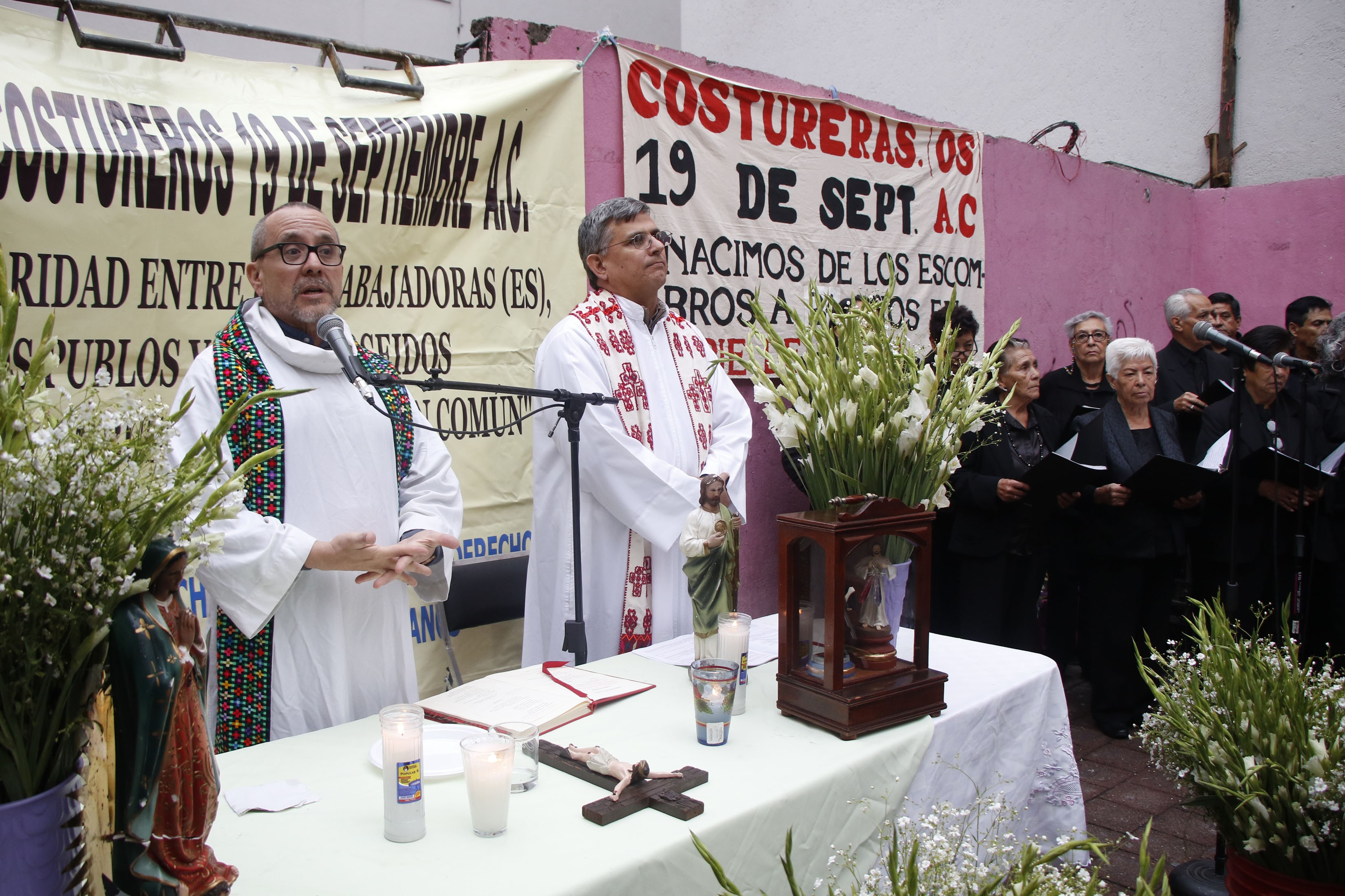 Una misa de difuntos celebrada en septiembre de 2019 en uno de los sitios donde fallecieron costureras en 1985. Organizada por el sindicato creado luego de la muerte de muchas trabajadoras durante el terremoto. Foto de Miltón Martínez de la Secretaría de Cultura del gobierno de la Ciudad de México.