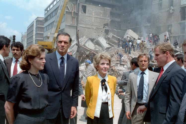 Desde la izq., la primera dama de México, Paloma Cordero de la Madrid, el embajador de Estados Unidos en México, John Gavin, y la primera dama de Estados Unidos, Nancy Reagan, en los días posteriores al terremoto de 1985 en el centro histórico de la Ciudad de México. Wikimedia @ en.wikipedia.org/wiki/1985_Mexico_City_earthquake#/media/File:Paloma_Cordero_Nancy_Reagan_Mexico_City_1985_earthquake.jpg