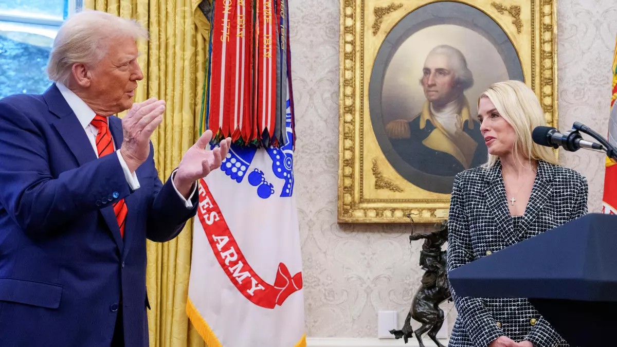 Trump elimina informe oficial sobre violencia de la extrema derecha