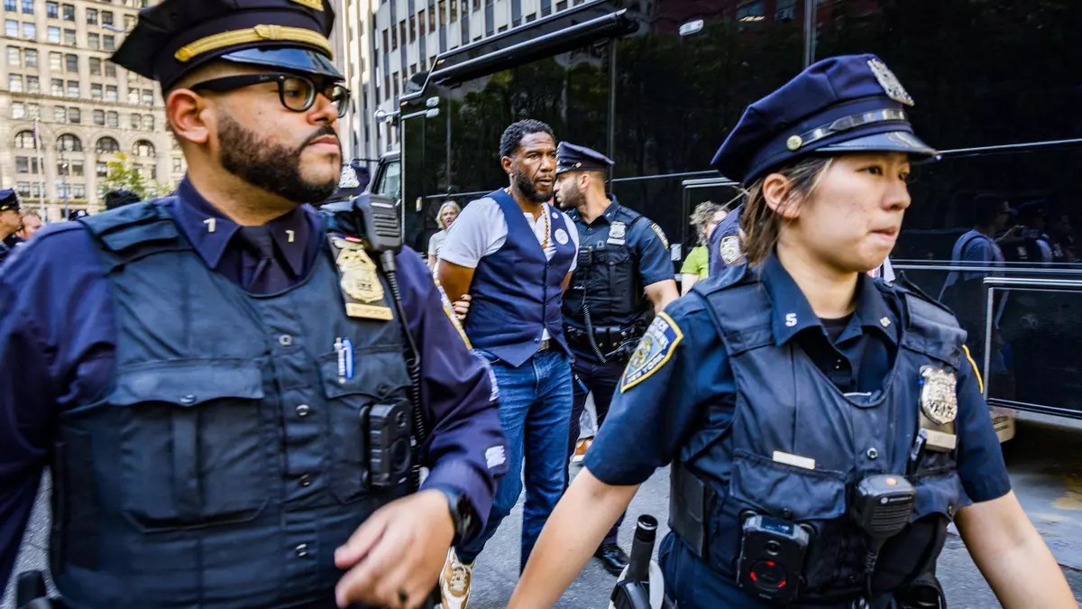 Policía de NY detiene a demócratas por exigir paso a calabozos del ICE