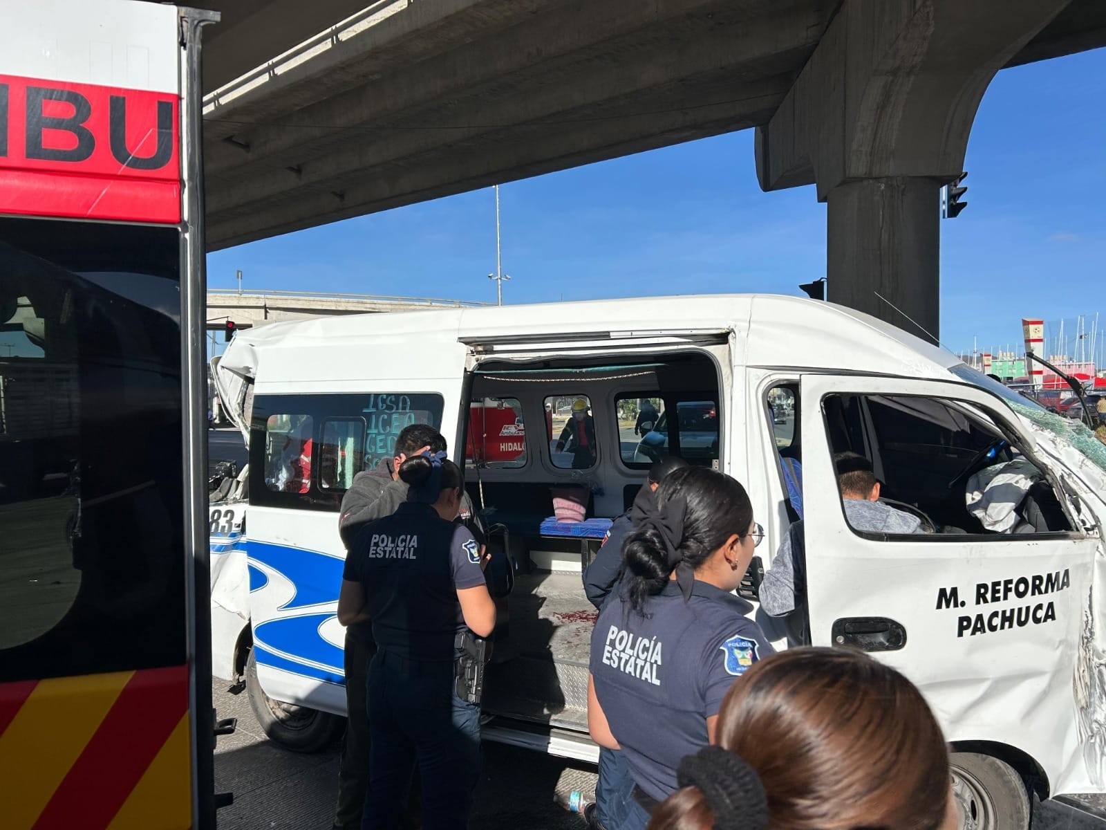 Tragedia en Pachuca: Urvan se estrella contra tráiler, dos muertos