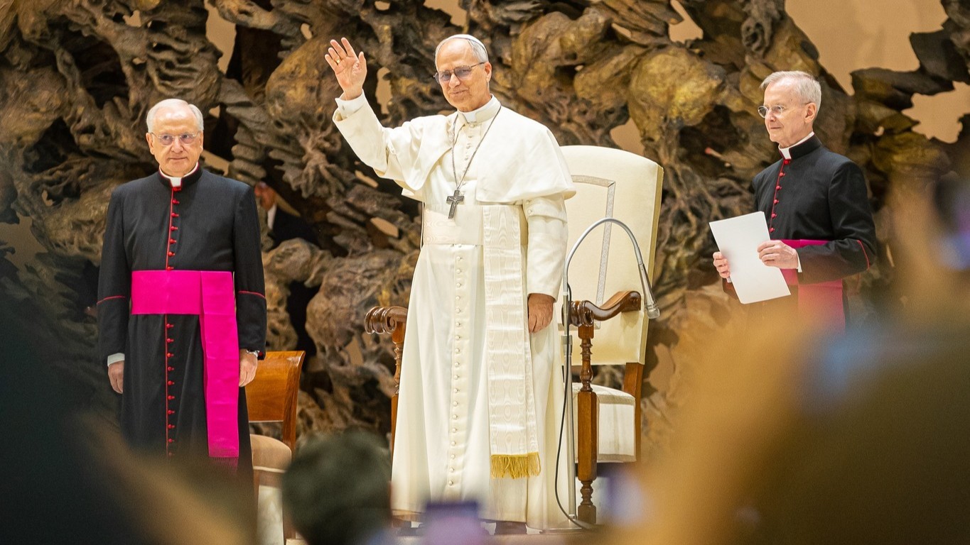 El papa León XIV saluda a la multitud reunida en la sala Pablo VI en Roma, mayo de 2025. Imagen de las redes sociales de la arquidiócesis de Lima.