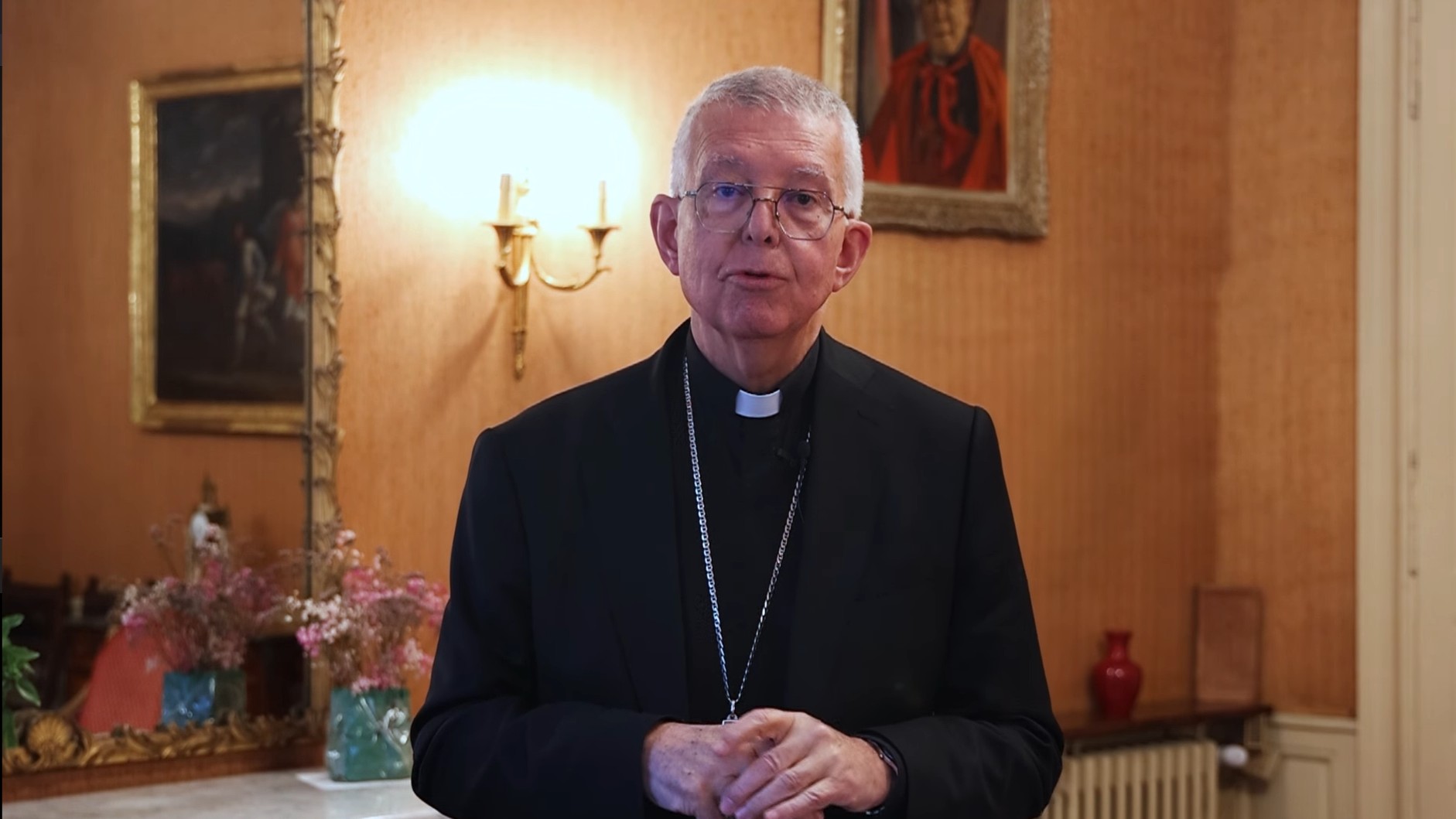 Guy de Kerimel, arzobispo de Tolosa, Francia, quien promovió al sacerdote Dominique Spina a canciller de su diócesis, a pesar de que Spina había sido declarado culpable de abusar sexualmente de un varon menor de edad. Eventualmente se retractó de la promoción. Captura de pantalla de un vídeo de la cuenta de Facebook de la arquidiócesis, enero de 2025.