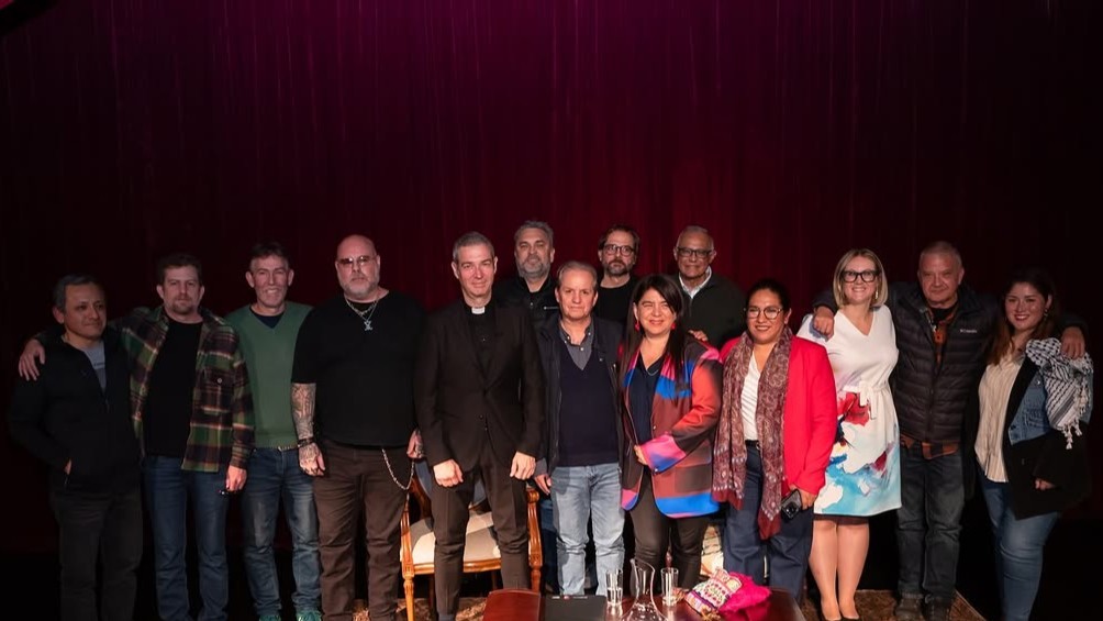 Al centro de la imagen, con lentes, José Enrique Escardó. A su izquierda, en orden, Jordi Bertomeu con cuello romano, Daniel Yovera, y Paola Ugaz. Tercera desde la derecha de la imagen, en un vestido azul y blanco, está Elise Ann Allen quien entrevistó a León XIV. De las redes sociales de Escardó, 2025.