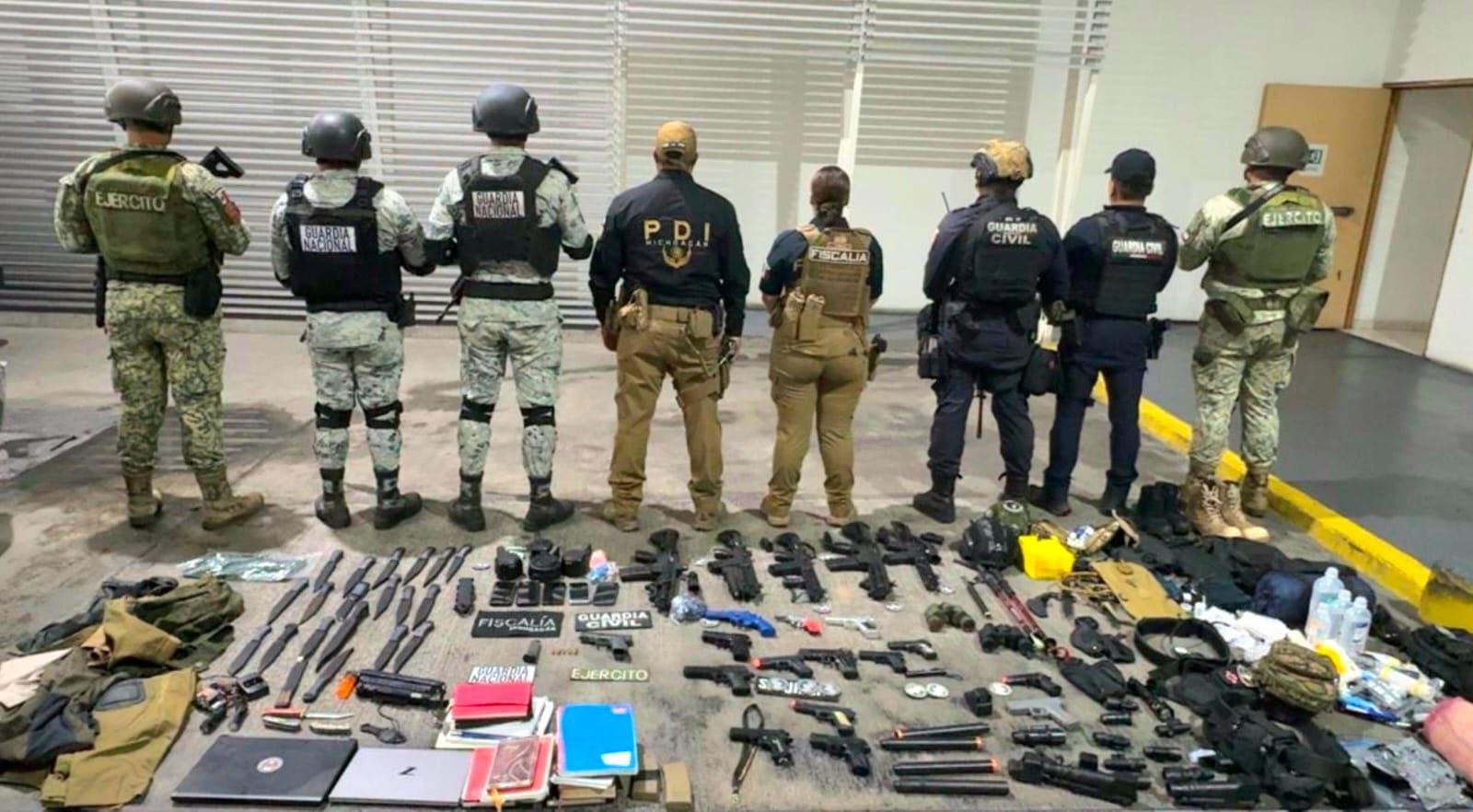 Algunas de las armas y otros objetos decomisados en el arresto en Vista Hermosa, Michoacán. De las redes sociales de la Secretaría de Seguridad de Michoacán. Algunas de las armas y otros objetos decomisados en el arresto en Vista Hermosa, Michoacán. De las redes sociales de la Secretaría de Seguridad de Michoacán.