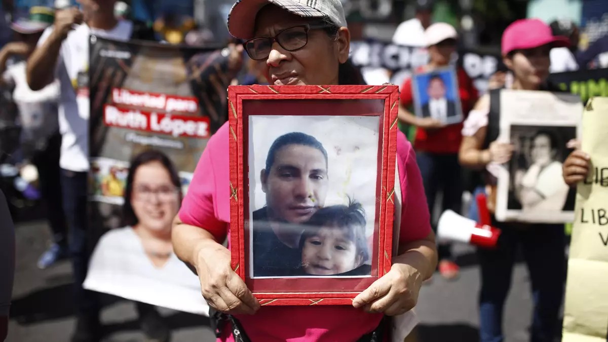 El Salvador: represión y exilio de periodistas en el régimen de Bukele