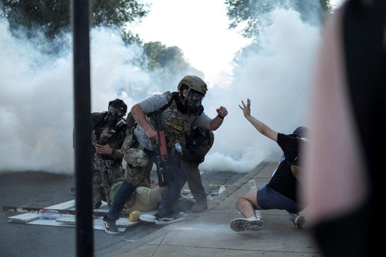 Border Patrol hiere a mujer armada en protesta contra ICE en Chicago