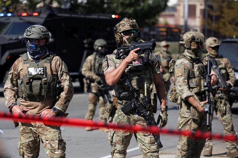 Oficiales de la ley durante un enfrentamiento con agentes de Inmigración y Control de Aduanas de EE.UU. (ICE) y oficiales federales en el vecindario Little Village de Chicago, Illinois, EE.UU., el 4 de octubre de 2025. REUTERS/Jim Vondruska © Thomson Reuters Oficiales de la ley durante un enfrentamiento con agentes de Inmigración y Control de Aduanas de EE.UU. (ICE) y oficiales federales en el vecindario Little Village de Chicago, Illinois, EE.UU., el 4 de octubre de 2025. REUTERS/Jim Vondruska © Thomson Reuters