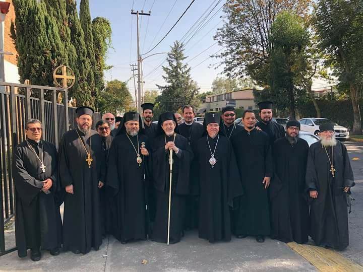 Al, centro, con un báculo, Atenágoras Aneste, entonces metropolitano de México, en una foto con su equipo, afuera de la catedral de Santa Sofía, Ciudad de México, 2017. De la cuenta de redes sociales de la Catedral de Santa Sofía. Al, centro, con un báculo, Atenágoras Aneste, entonces metropolitano de México, en una foto con su equipo, afuera de la catedral de Santa Sofía, Ciudad de México, 2017. De la cuenta de redes sociales de la Catedral de Santa Sofía.