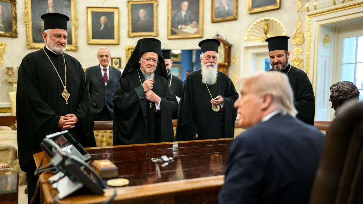 Arzobispo Elpidóforo de Estados Unidos; patriarca ecuménico Bartolomé; metropolitano Teodoreto, un clérigo de alto nivel en Atenas, Grecia; y metropolitano Máximo de Selibria. Fotografía de la Casa Blanca, 15 de septiembre de 2025. Arzobispo Elpidóforo de Estados Unidos; patriarca ecuménico Bartolomé; metropolitano Teodoreto, un clérigo de alto nivel en Atenas, Grecia; y metropolitano Máximo de Selibria. Fotografía de la Casa Blanca, 15 de septiembre de 2025.