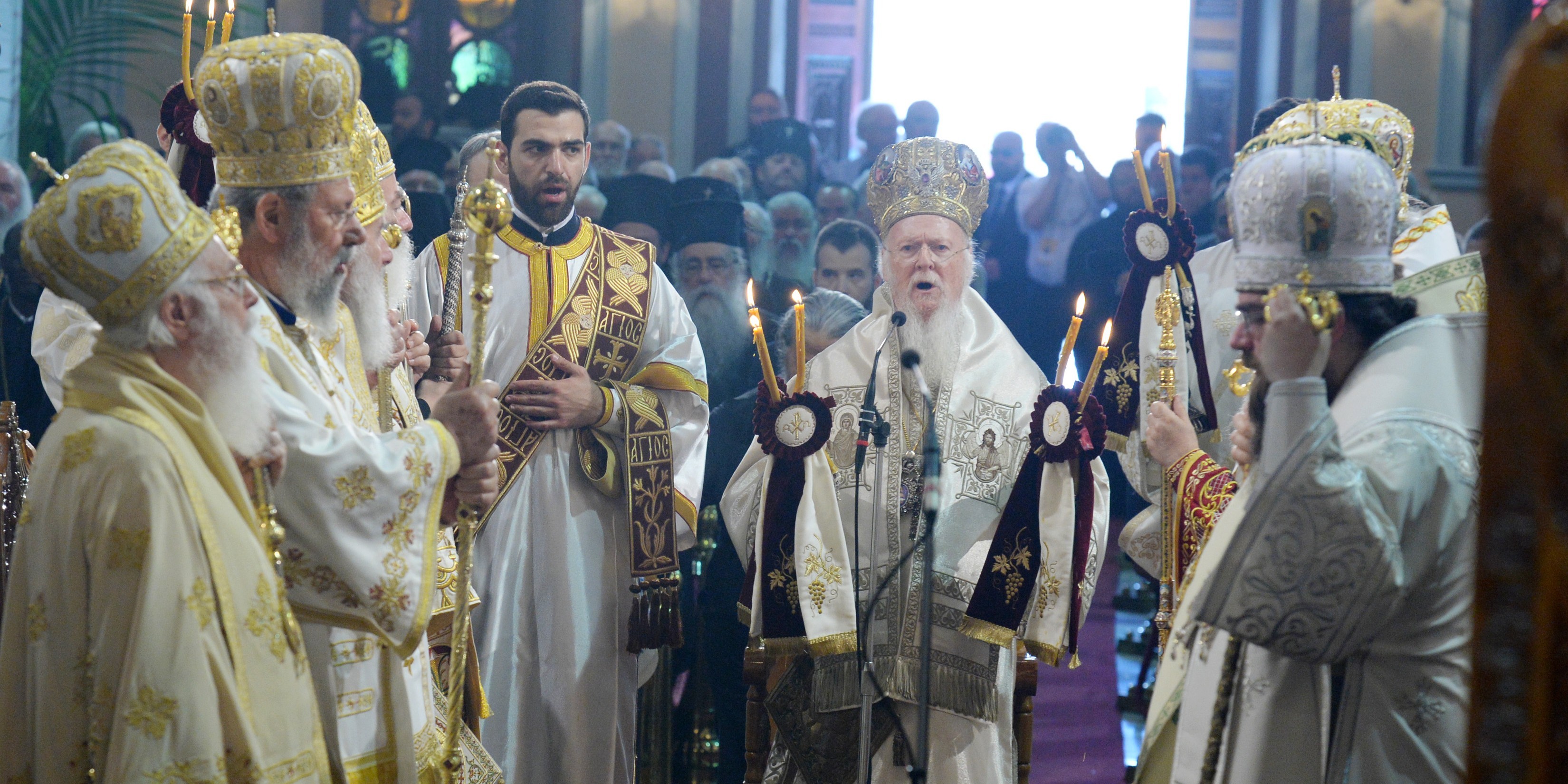 Al centro, frente a un micrófono, el patriarca Bartolomé preside una ceremonia en la catedral ortodoxa de Creta, 2016. Fotografía de Dimitros Panagos @ www.flickr.com/photos/142692494@N04/27772292675. Al centro, frente a un micrófono, el patriarca Bartolomé preside una ceremonia en la catedral ortodoxa de Creta, 2016. Fotografía de Dimitros Panagos @ www.flickr.com/photos/142692494@N04/27772292675.