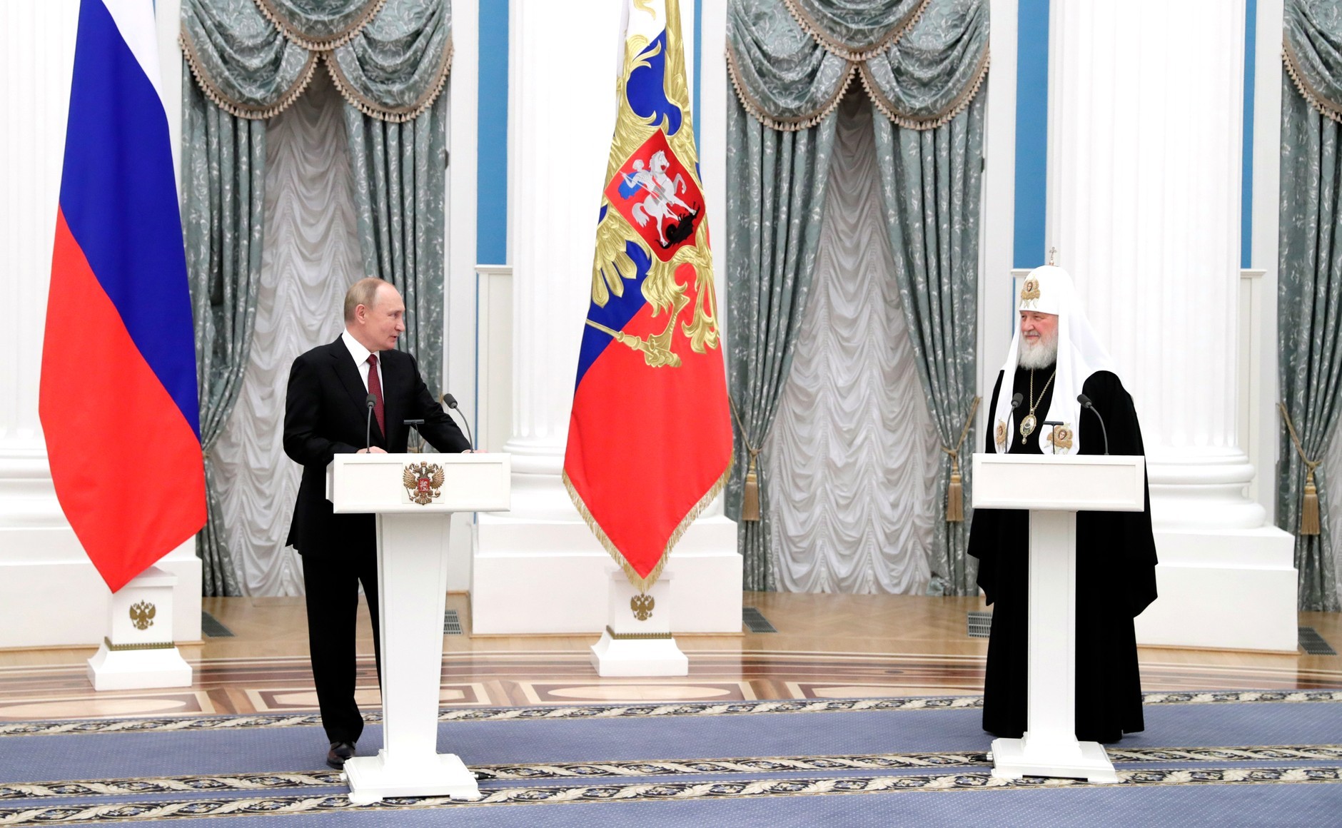 Vladimir Putin y Cirilo, patriarca de Moscú, durante la ceremonia en que el líder ruso recibió la Orden de San Andrés Apóstol el Primer Llamado, 2021. Wikimedia. Vladimir Putin y Cirilo, patriarca de Moscú, durante la ceremonia en que el líder ruso recibió la Orden de San Andrés Apóstol el Primer Llamado, 2021. Wikimedia.