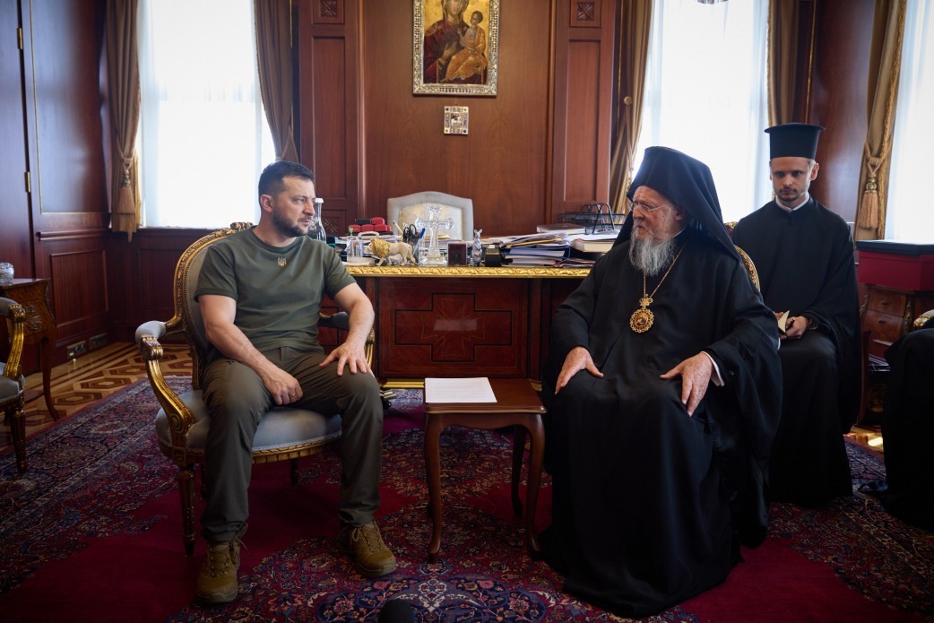 Volodimir Zelensky, presidente de Ucrania, durante un encuentro con el patriarca de Constantinopla Bartolomé en sus oficinas en Turquía, 2023. Fotografía del gobierno de Ucrania. Volodimir Zelensky, presidente de Ucrania, durante un encuentro con el patriarca de Constantinopla Bartolomé en sus oficinas en Turquía, 2023. Fotografía del gobierno de Ucrania.