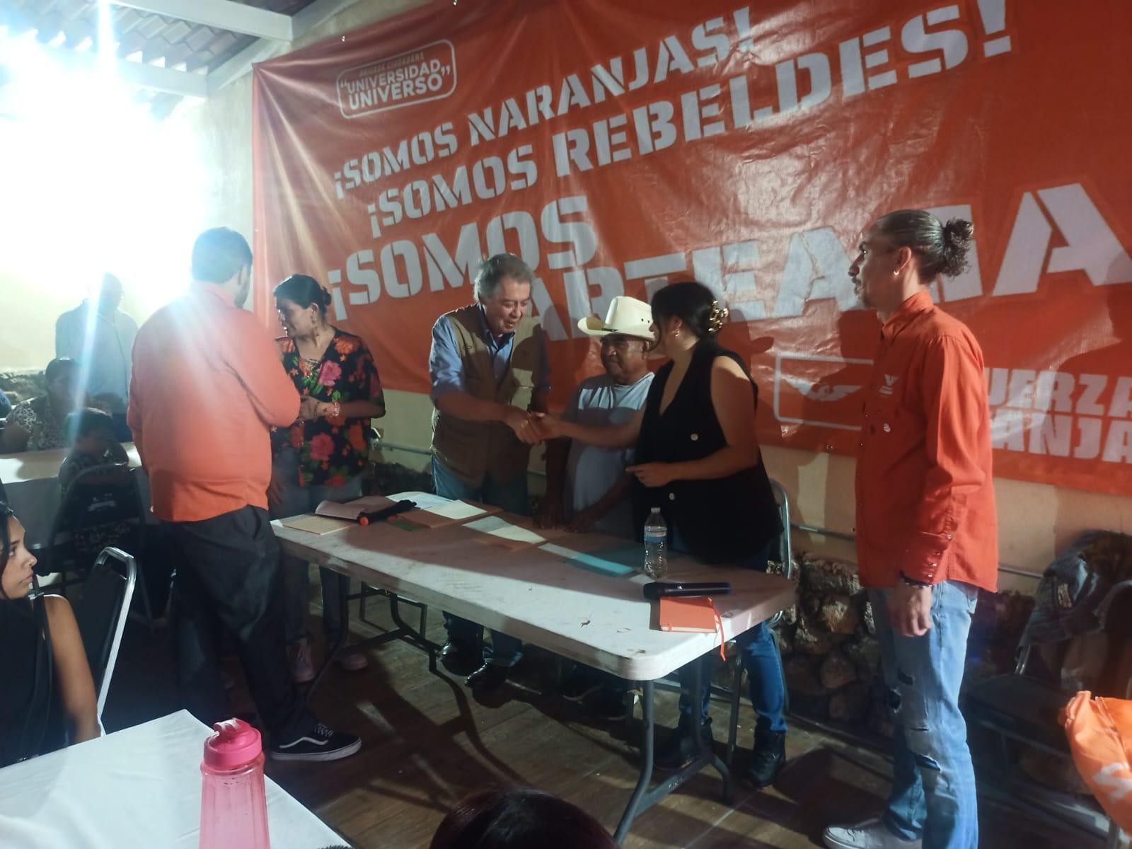 Jaime Martínez Veloz con la autoridad mixteca encabezada por Pablo Vega Rojas. Foto: MC