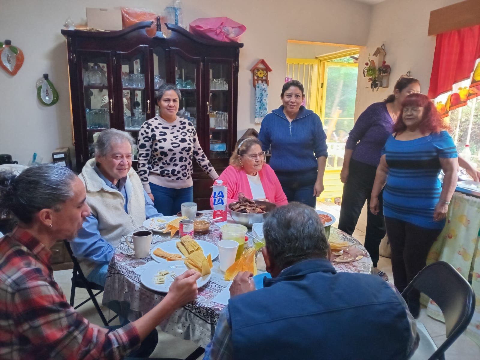 Jaime Martínez Veloz con la comunidad de Las Rosas, Saltillo. Foto: cortesía.