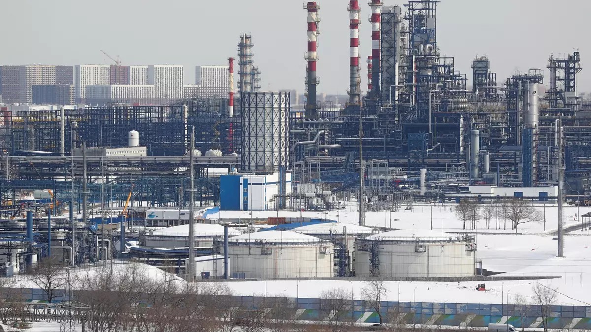 Ucrania ataca refinerías y desata crisis de combustible en Rusia