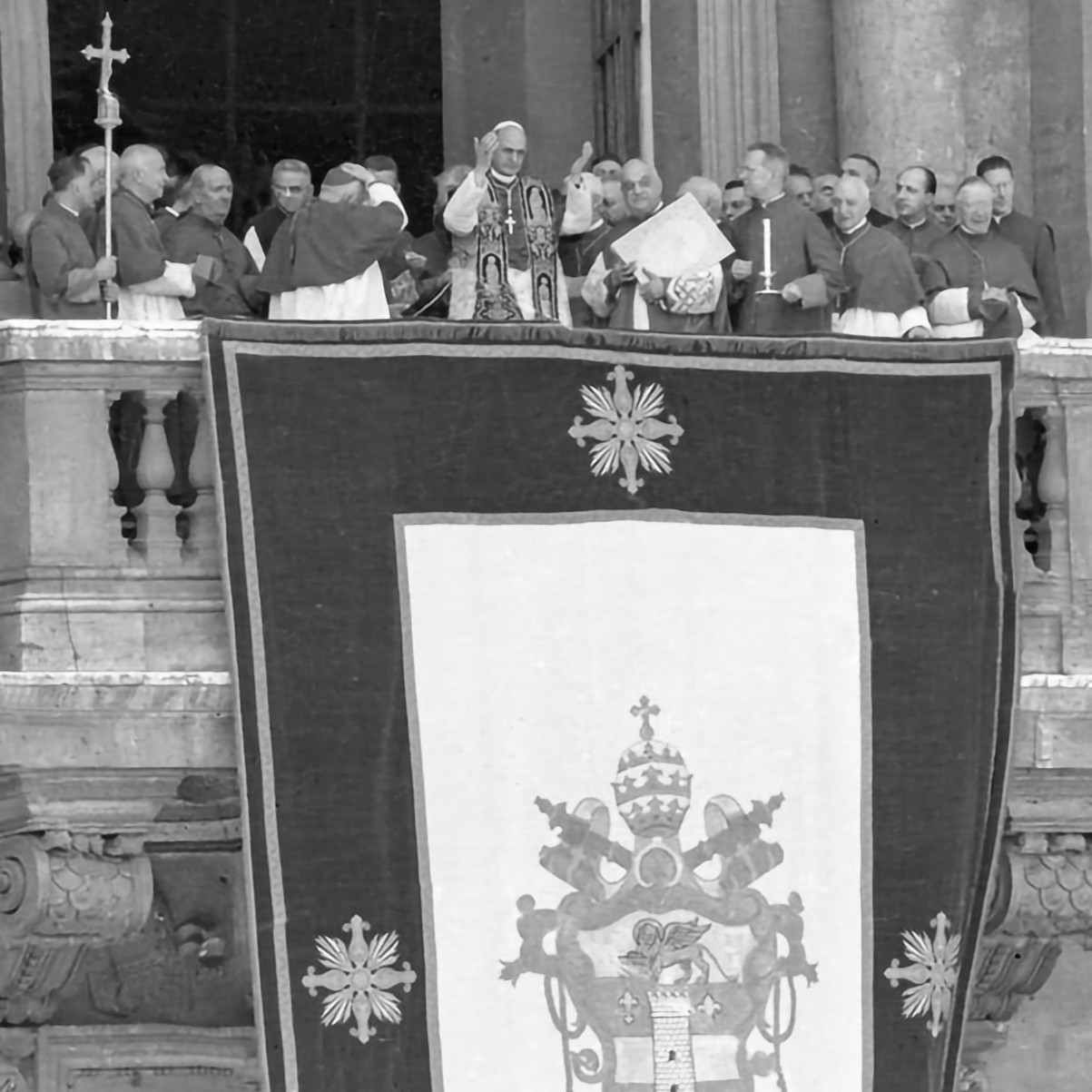 Pope Paul VI greets the faithful after the Conclave elected him, June 21, 1963. Wikimedia.