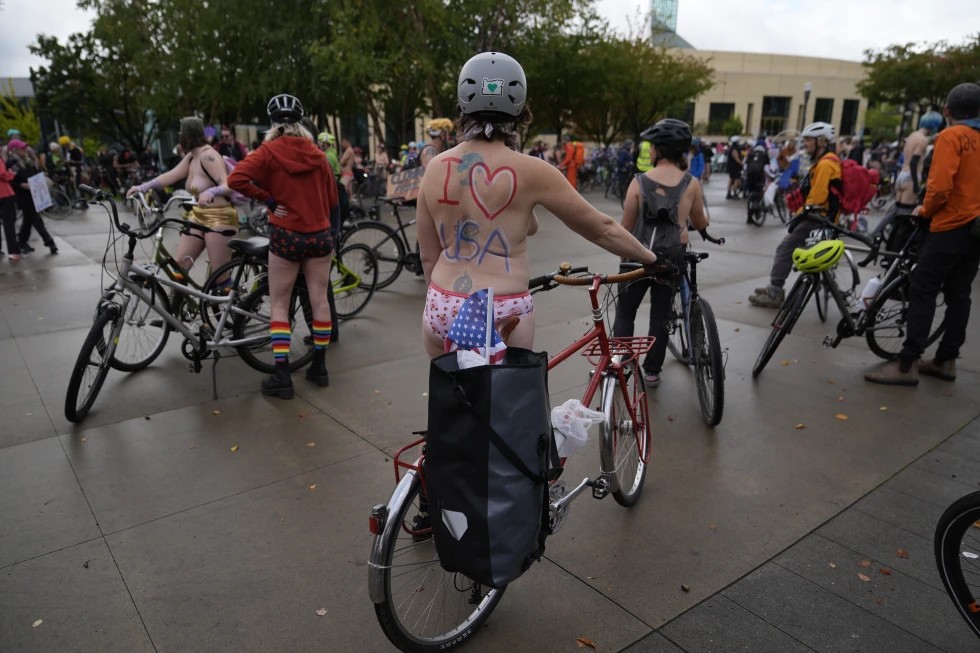 Ciclistas desnudos protestan contra tropas federales en Portland
