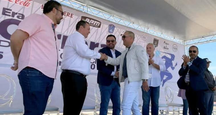 Fernando Salgado saluda a Pedro Montejo en el escenario de evento político. Fernando Salgado saluda a Pedro Montejo en el escenario de evento político.