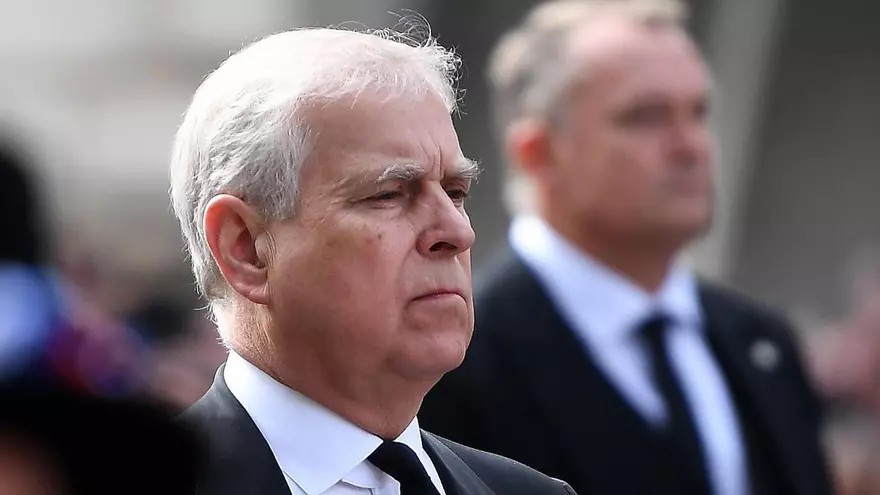 Príncipe Andrés renuncia a títulos tras revelaciones en caso Epstein