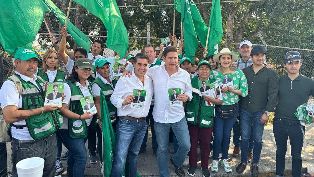 Al centro, el exsubdirector del Fonden, Tapia Franco, de sus redes sociales, 2024.