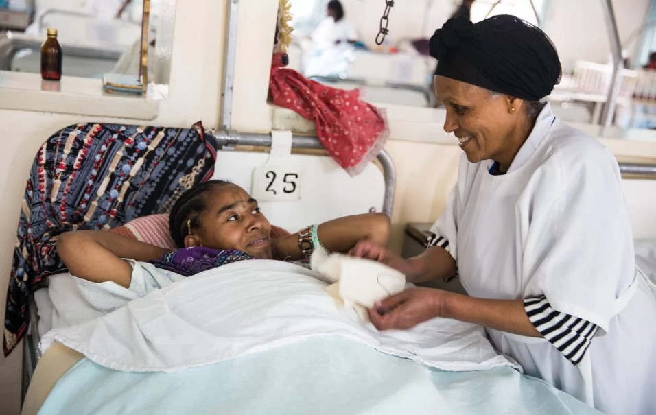 Mamitu atiende a una paciente en el hospital Hamlin Fistula Ethiopia. Mamitu atiende a una paciente en el hospital Hamlin Fistula Ethiopia.