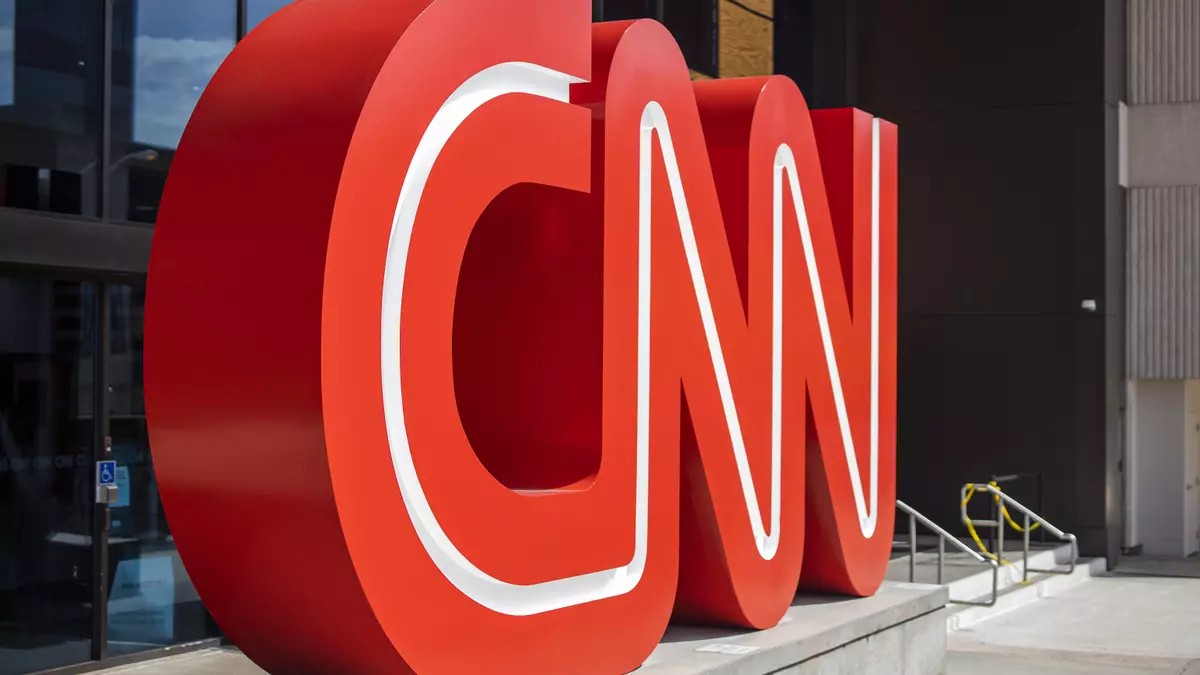 Aliado de Trump busca comprar CNN: tensión en los medios de EEUU