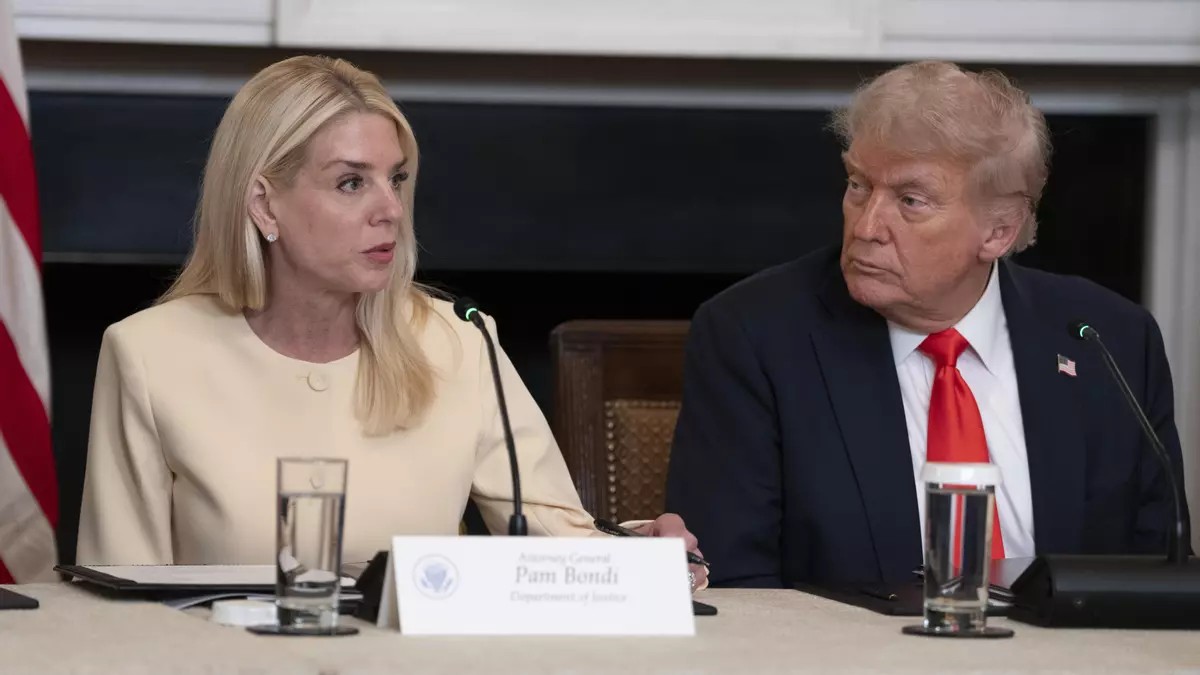 Trump reclama 230 MDD a la administración que él mismo preside