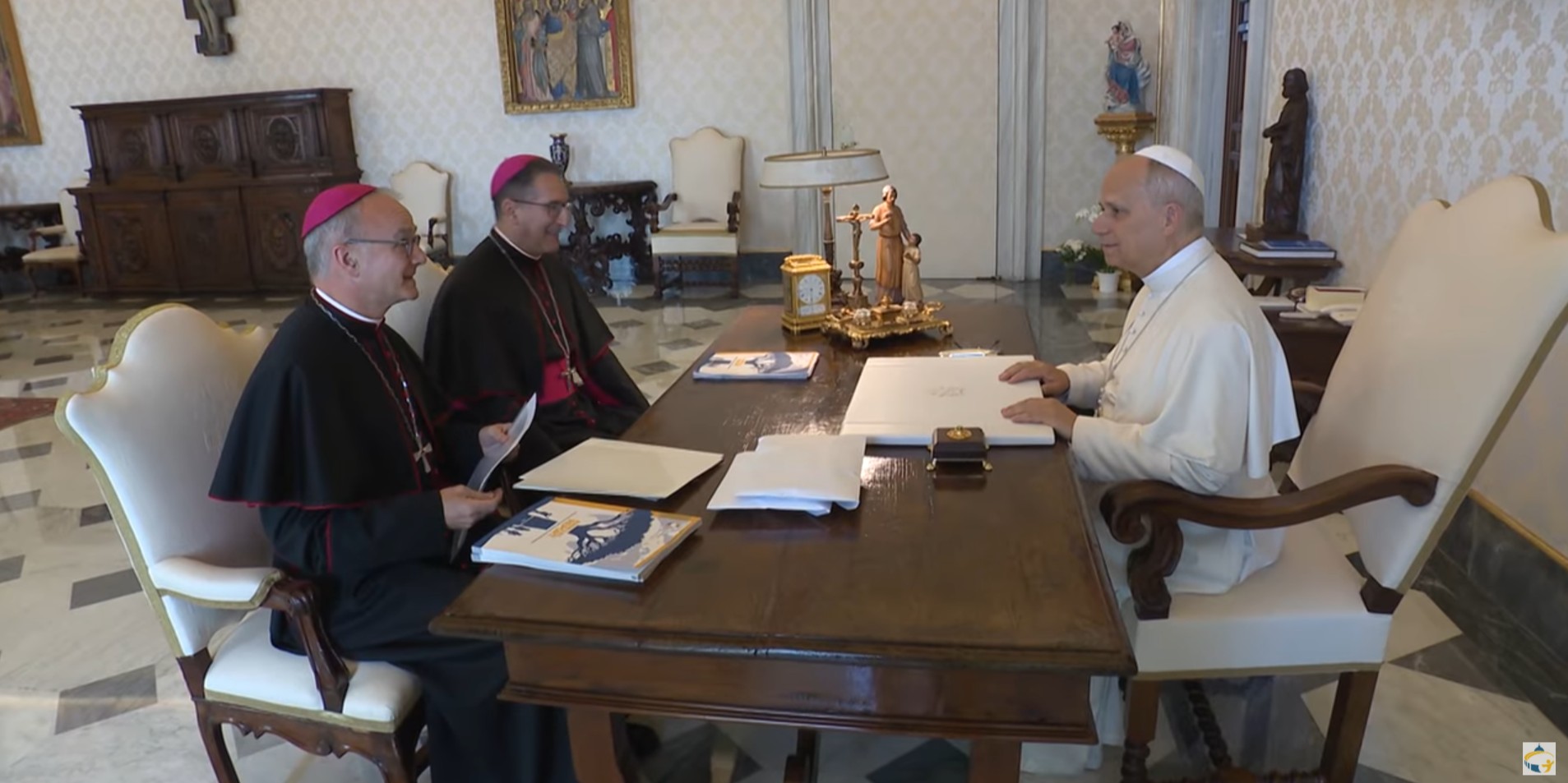 El papa León XIV intercambia conversa sobre el segundo reporte anual de Tutela Minorum con el presidente Thibault Verny y el secretario general Luis Manuel Alí Herrera. 11 de octubre de 2025. De las redes sociales de Tutela Minorum. El papa León XIV intercambia conversa sobre el segundo reporte anual de Tutela Minorum con el presidente Thibault Verny y el secretario general Luis Manuel Alí Herrera. 11 de octubre de 2025. De las redes sociales de Tutela Minorum.