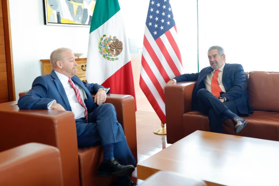 El embajador de Estados Unidos en México, Ronald Johnson, izquierda, y Juan Ramón de la Fuente, secretario de Relaciones Exteriores. Redes sociales de la SRE, 2025.