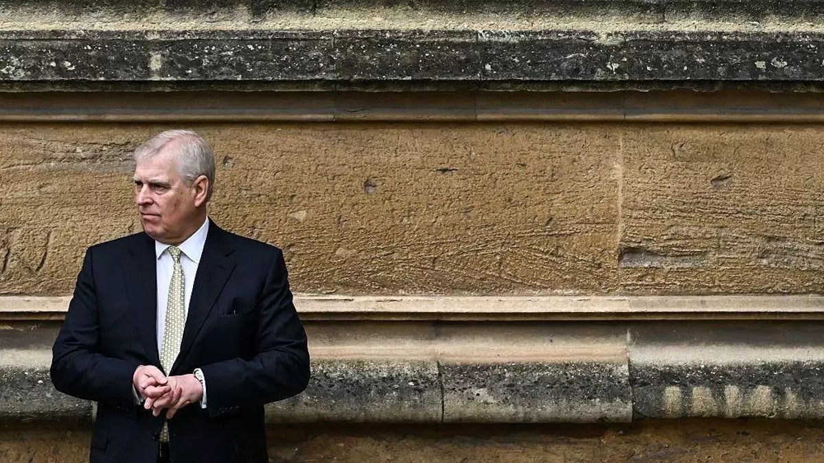 Rey Carlos III despoja de títulos al príncipe Andrés por caso Epstein