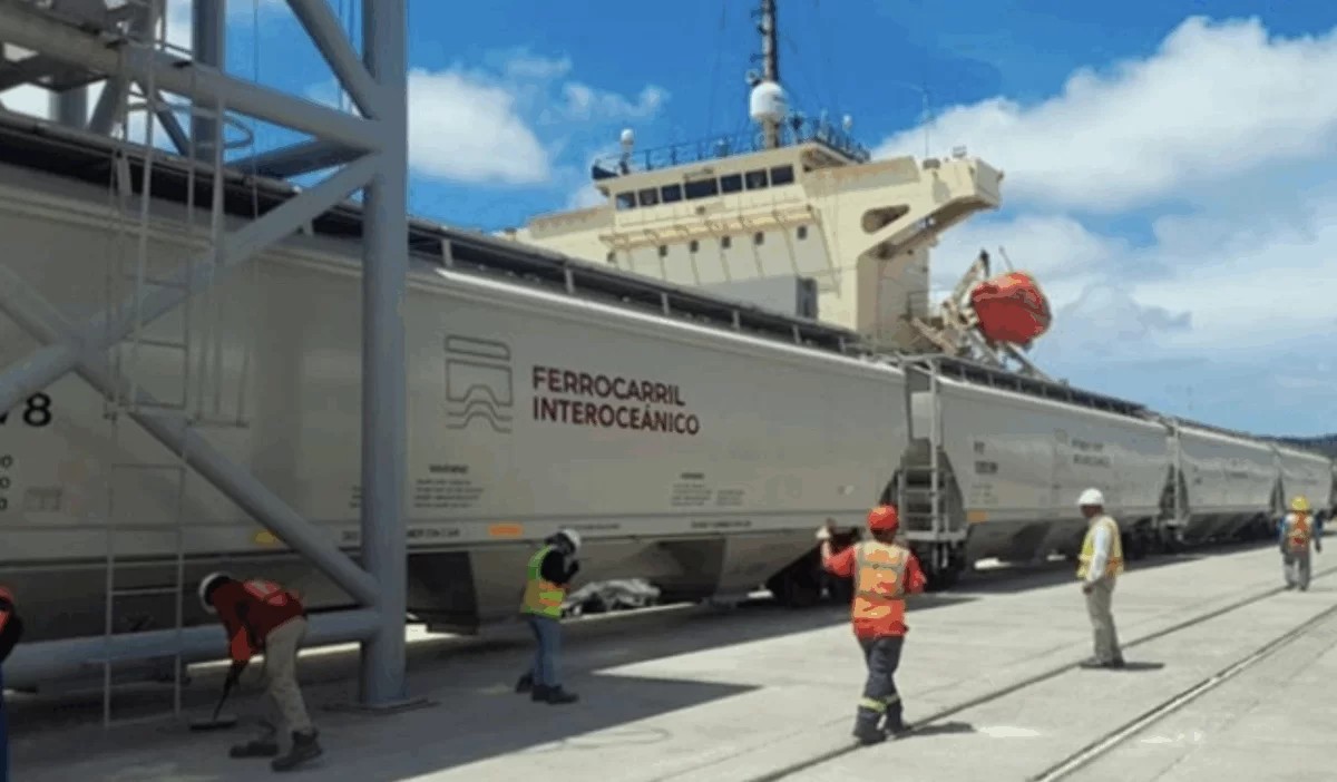 Ya está en operación una de las tres líneas del ferrocarril trazadas para atravesar el istmo de Tehuantepec y entre sus funciones figura la cobertura de los parques industriales en el suroccidental estado de Oaxaca y el sudoriental territorio de Veracruz, donde se conectan en México el Pacífico, en el oeste, y el Atlántico, en el este. Foto: CIIT