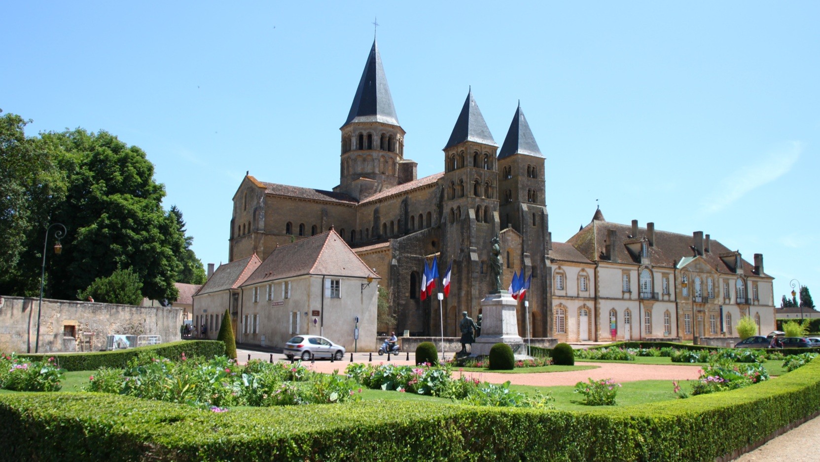Vista del norte hacia el sur de la Basílica del Sagrado Corazón en Paray-le-Monial, Francia. Un destino de turismo religioso importante bajo la administración de miembros de Emmanuel. Imagen de Kristobalite @ www.flickr.com/photos/art_roman_p/5172486340/in/photostream/