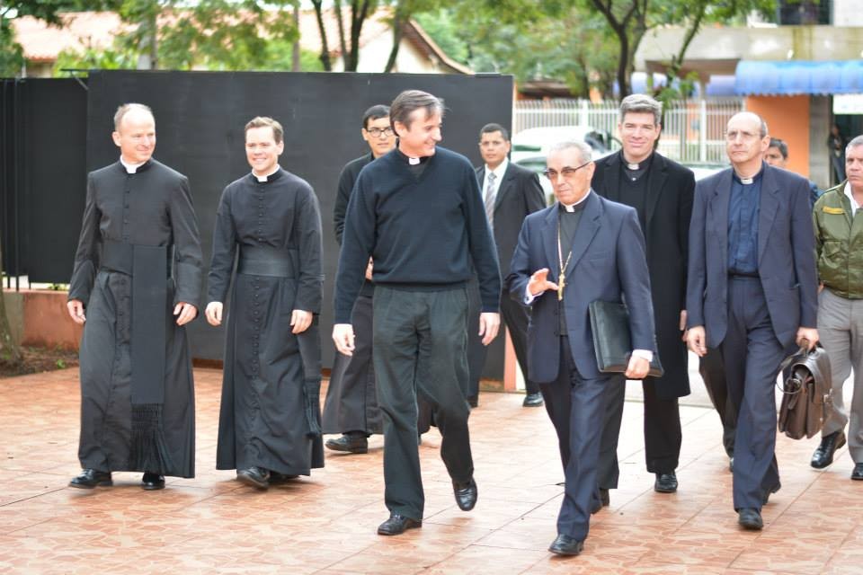 A la derecha, con un portafolio y una cruz pectoral, el cardenal Santos Abril y Barceló conversa con el entonces vicario general de la diócesis de Ciudad del Este Carlos Urrutigoity, al recibir al prelado español. De una cuenta de redes sociales que usa el nombre del finado obispo Livieres Plano @ www.facebook.com/photo/?fbid=1445331905735836&set=pb.100063689891826.-2207520000