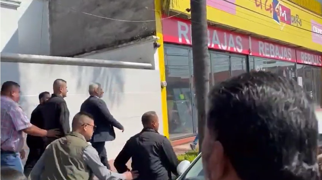 “¡Fuera!” y “¡asesino!”: expulsan al gobernador del funeral de Manzo