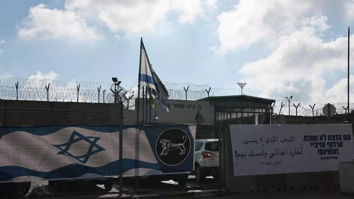 Israel investiga filtración de video de abusos a palestino en prisión